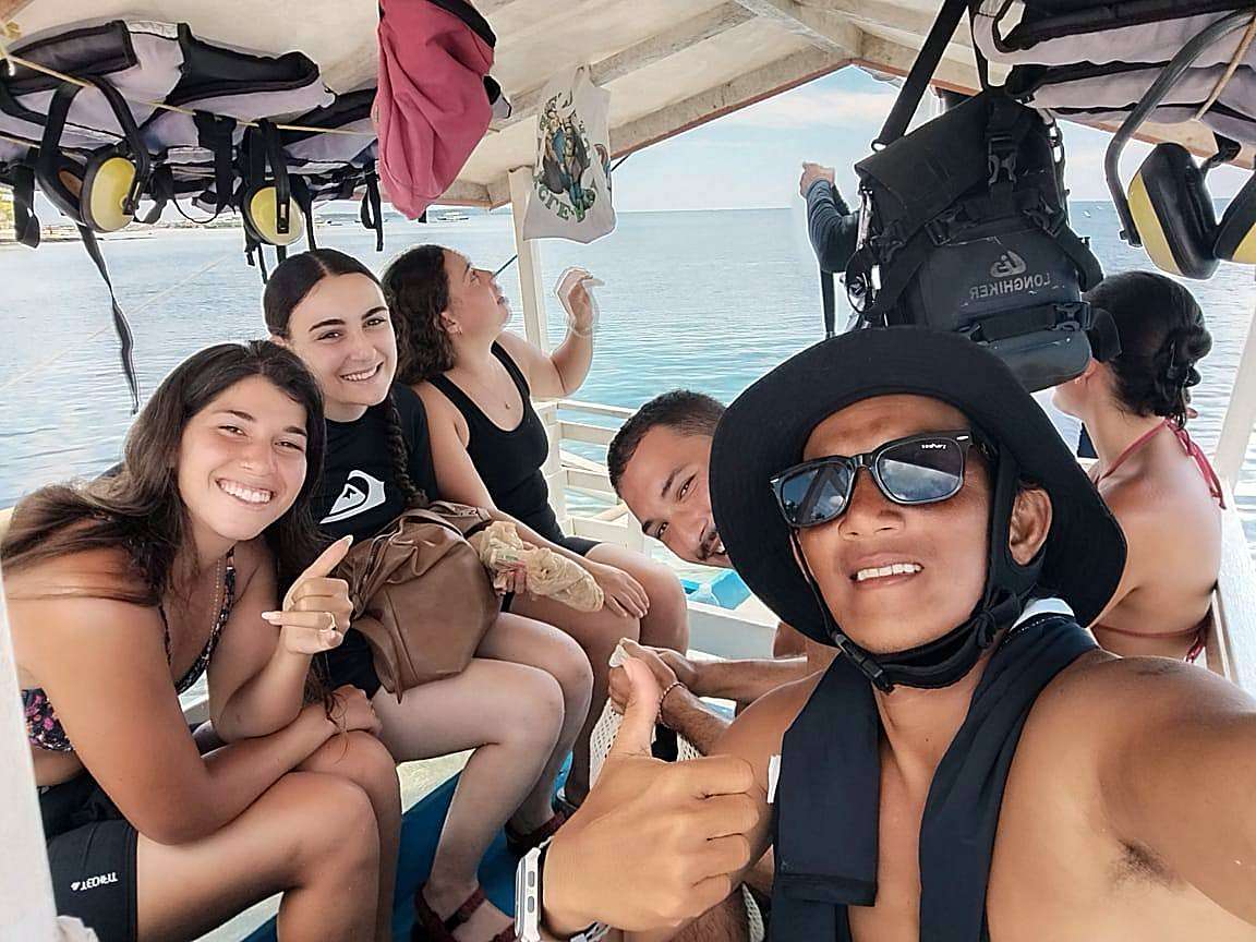 Selfie sur le bateau avec des élèves avant de surfer