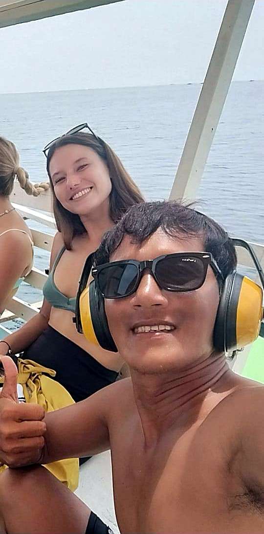 Selfie sur le bateau juste avant de surfer