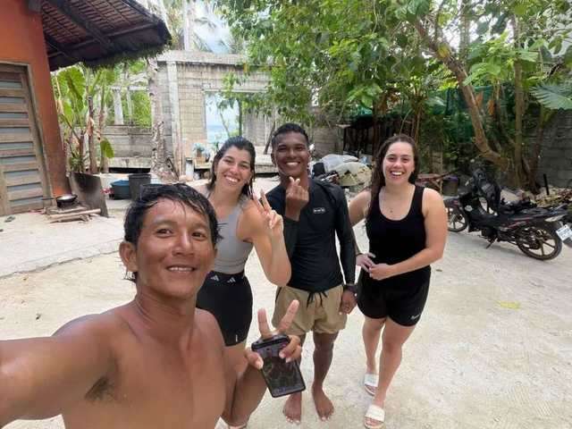 Selfie de groupe d'un moniteur et de ses élèves à General Luna