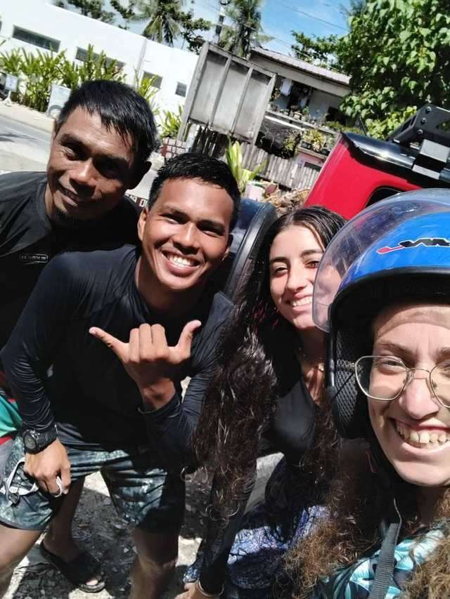 Moniteurs et élèves prennent un selfie après un cours