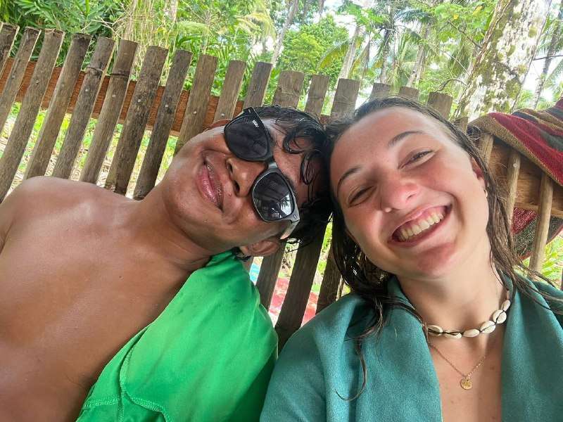 Deux grands sourires, enroulés dans des serviettes après la session