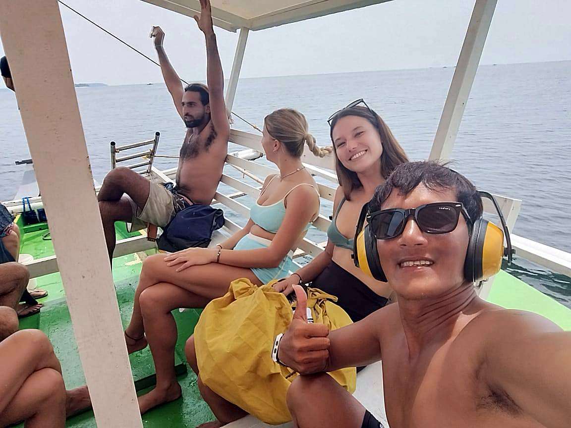 Élèves et un moniteur sur le bateau, en route vers le récif