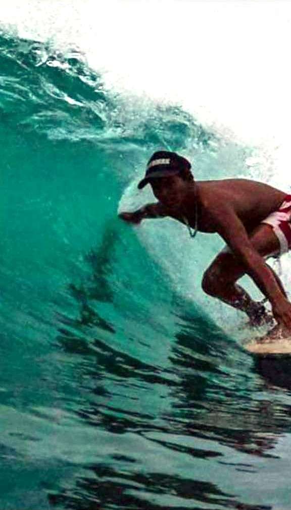 Surfeur accroupi à l'intérieur d'un tube vert