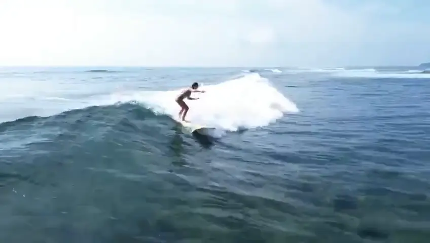 Une surfeuse sur une vague du large à Siargao, filmée par drone