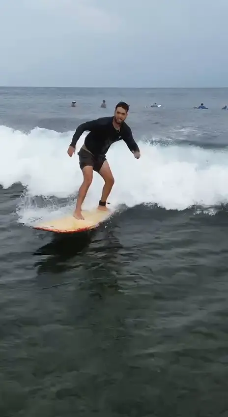 Un élève se lève et part sur la vague, filmé par drone